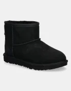 UGG Зимни обувки в черно