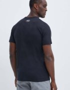 Under Armour Тениска в черно с десен