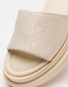 CALVIN KLEIN Чехли с равна платформа и монограм Слонова кост