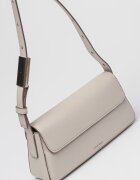 CALVIN KLEIN JEANS Чанта през рамо от еко кожа с капаче Мръснобял