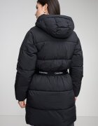 CALVIN KLEIN JEANS Дълго зимно яке с колан Черен