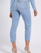 GUESS Дънки Mom-Fit над глезена със захабен ефект Лавандула