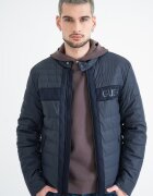 GUESS Капитонирано яке с цип и лого