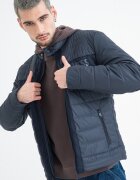 GUESS Капитонирано яке с цип и лого