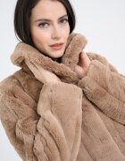 GUESS Късо палто Sophy от еко пух Светлокафяв