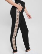 GUESS Скосен спортен панталон с лого Черен