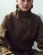 Mango Къс тренч с копчета и висока яка Кафяв