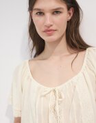 Mango Свободна блуза с кроше Крем