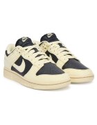 Nike Дамски кецове Dunk Low - HJ7673 005 - кремав/черен