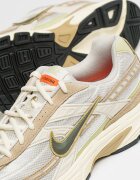 Nike Спортни обувки Initiator с велур Светло сив/Светло кафяво