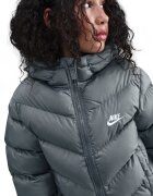 Nike Свободно подплатено зимно яке с лого Пепеляво сиво