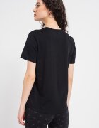 Nike Тениска Sportswear Club Essentials с овално деколте Черен