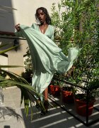 Nympha Clothing Разкроена рокля с цепка на крака и дълбоко V-образно деколте зелена