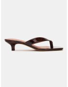Steve Madden Сандали от велур Tracie с котешки ток и разделител за палеца - Тъмночервен