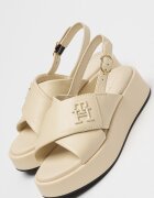 Tommy Hilfiger Скосени кожени сандали с кръстосани каишки Светло бежово