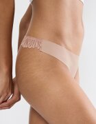 Triumph Безшевна танга Pretty Micro с дантелена задна част Прашно розово