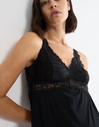 Triumph Нощница Timeless Sensuality с модал с дантела Черен