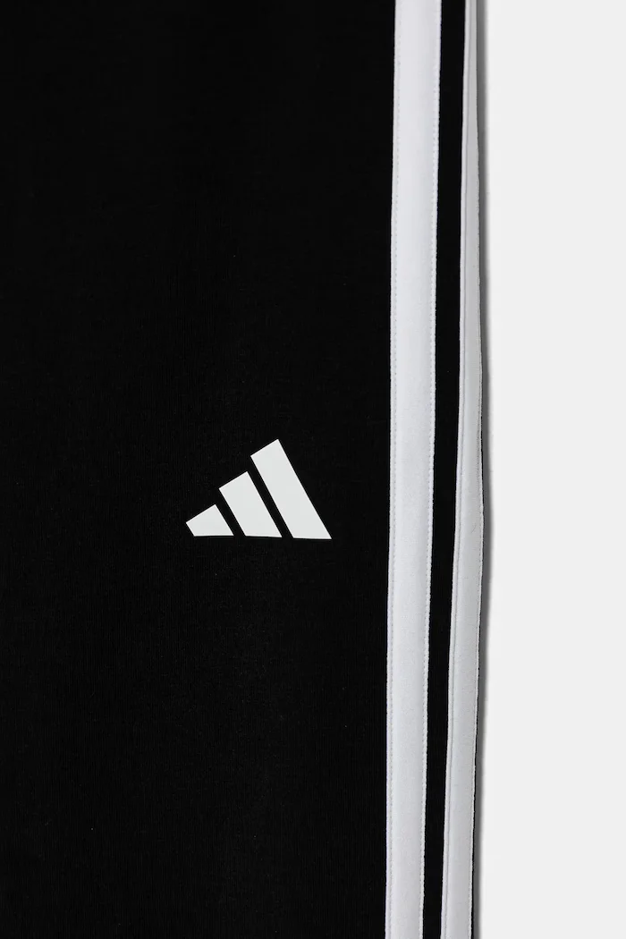 adidas Детски клин в черно с апликация JD6473