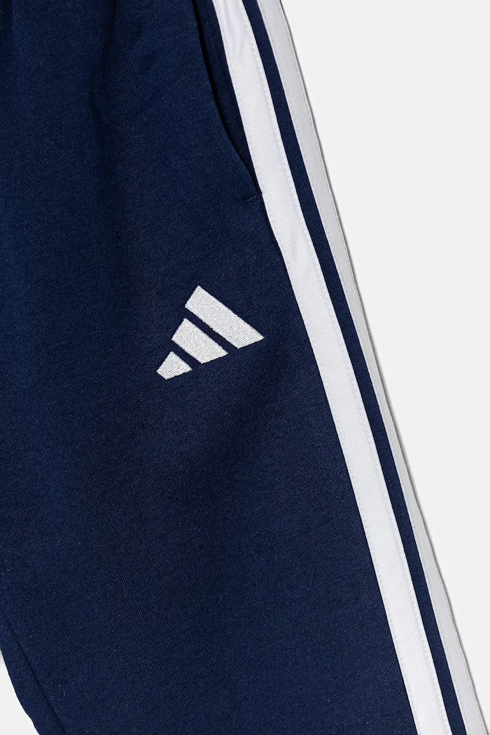 adidas Детски спортен панталон в синьо с апликация JY0603