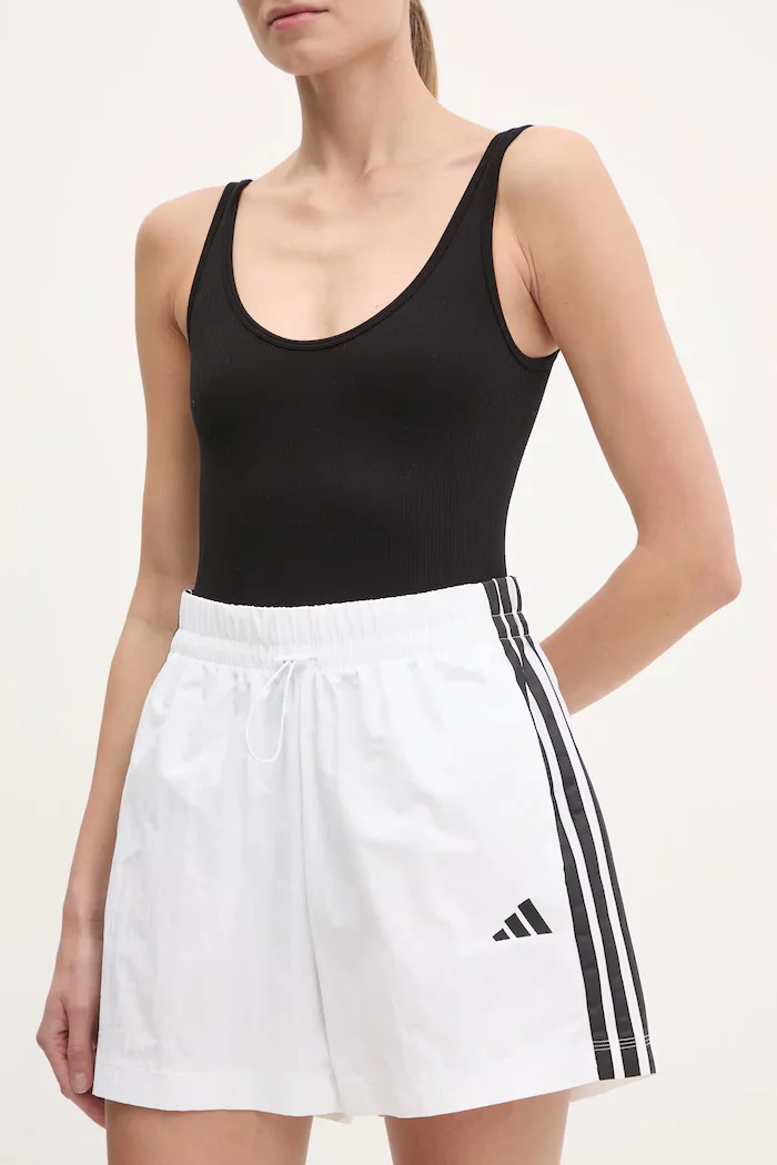adidas Къс панталон Essentials в бяло с десен с висока талия JE1310