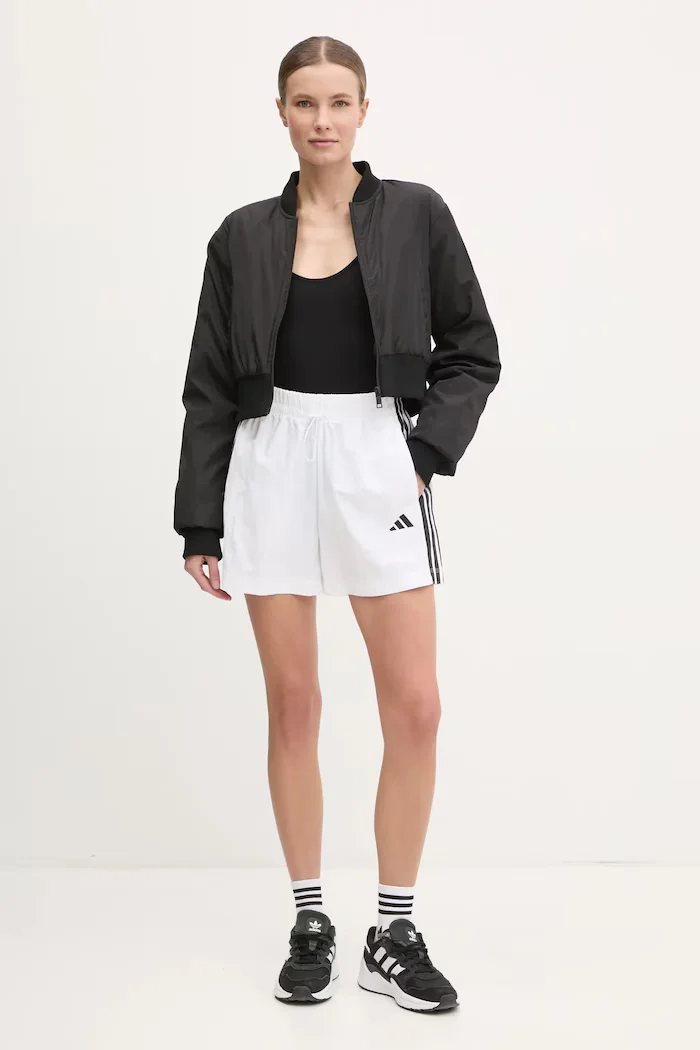 adidas Къс панталон Essentials в бяло с десен с висока талия JE1310