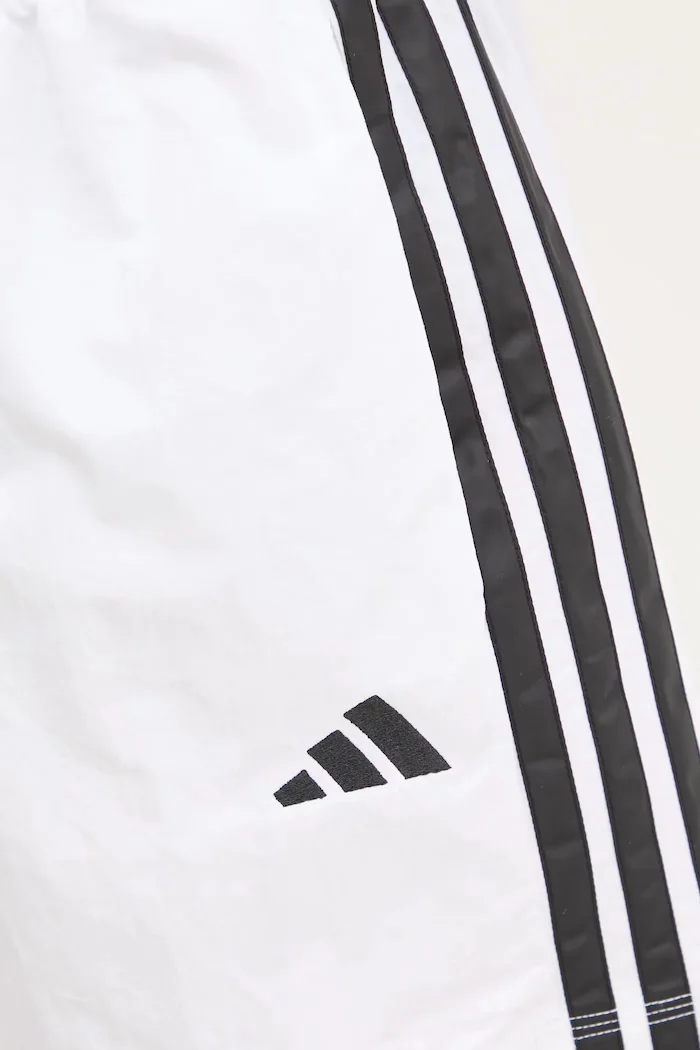 adidas Къс панталон Essentials в бяло с десен с висока талия JE1310