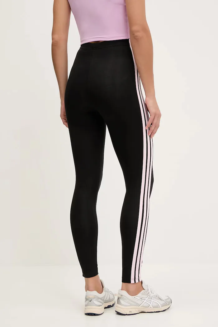 adidas Клин Essentials в черно с апликация JW1815