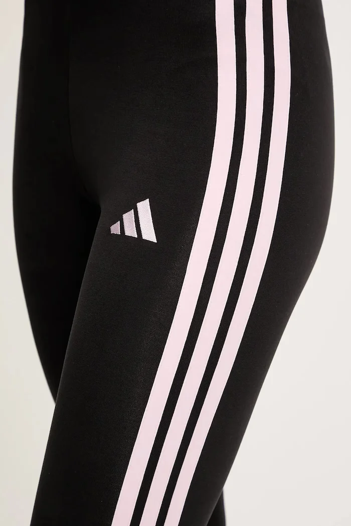 adidas Клин Essentials в черно с апликация JW1815