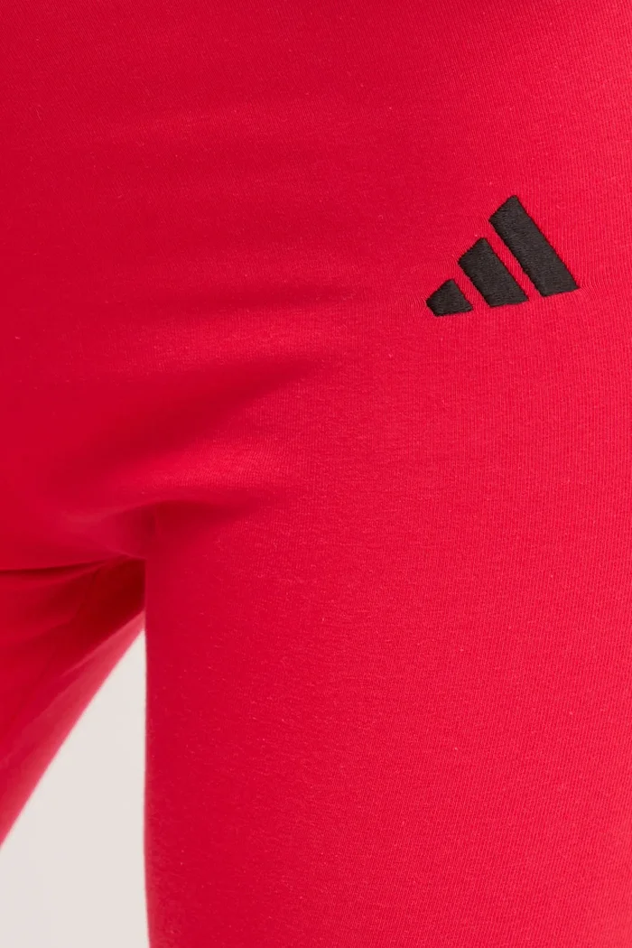 adidas Клин Essentials в червено с изчистен дизайн JD3074