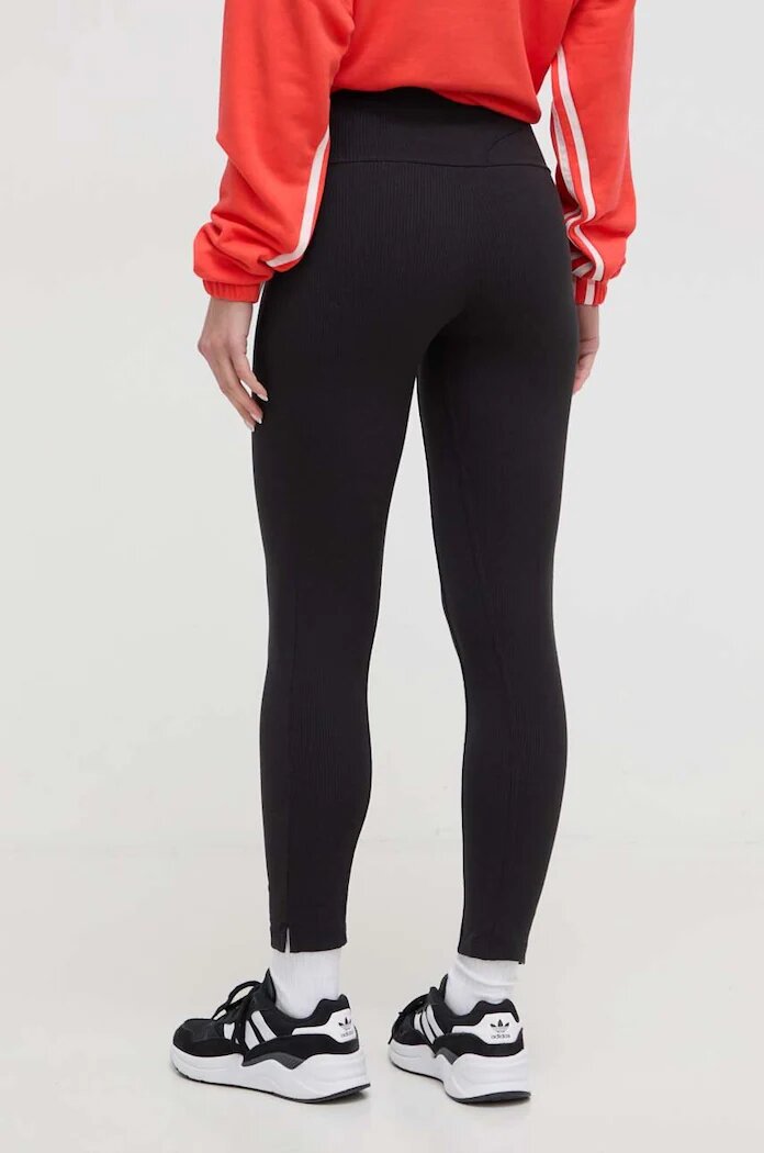 adidas Клин в черно с изчистен дизайн IP2281
