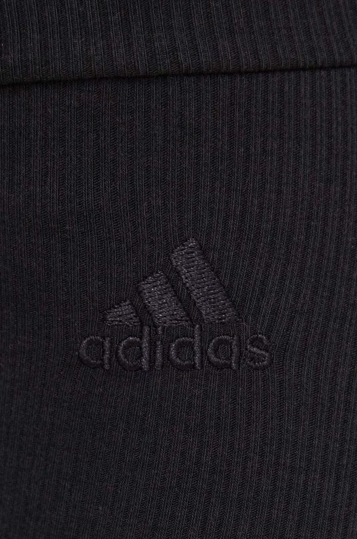 adidas Клин в черно с изчистен дизайн IP2281