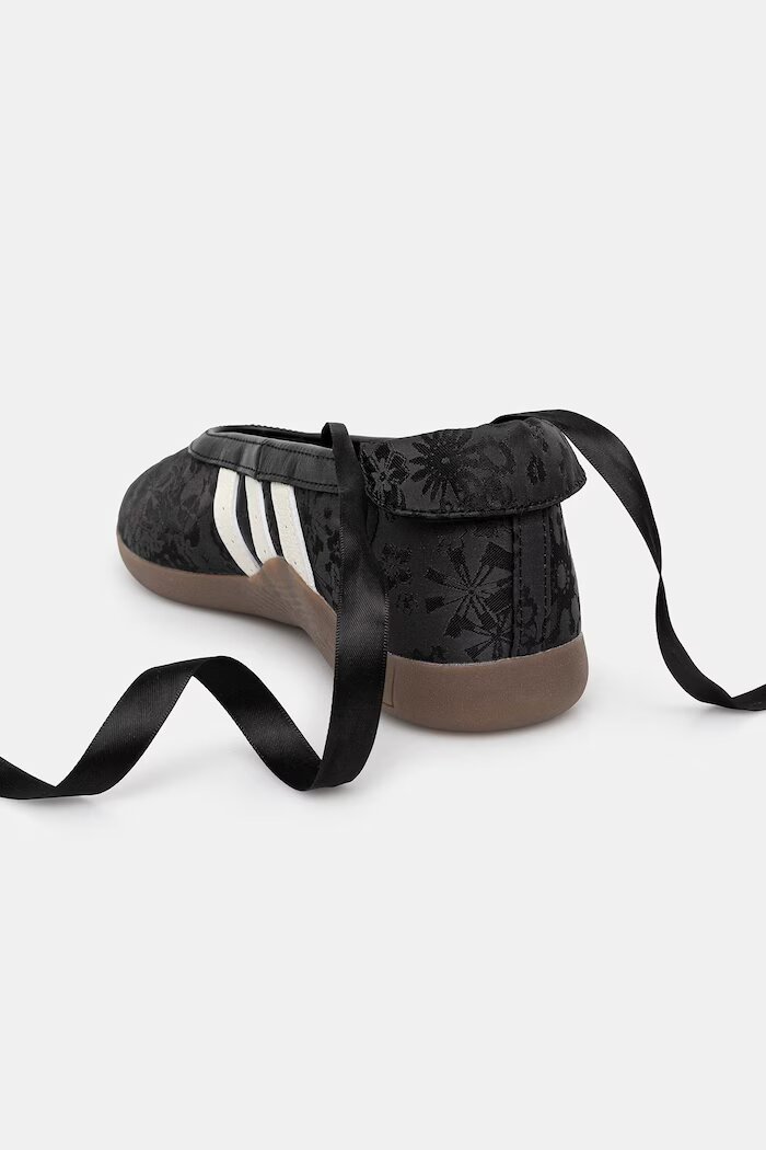 adidas Originals Балеринки Liberty London в черно IH6916