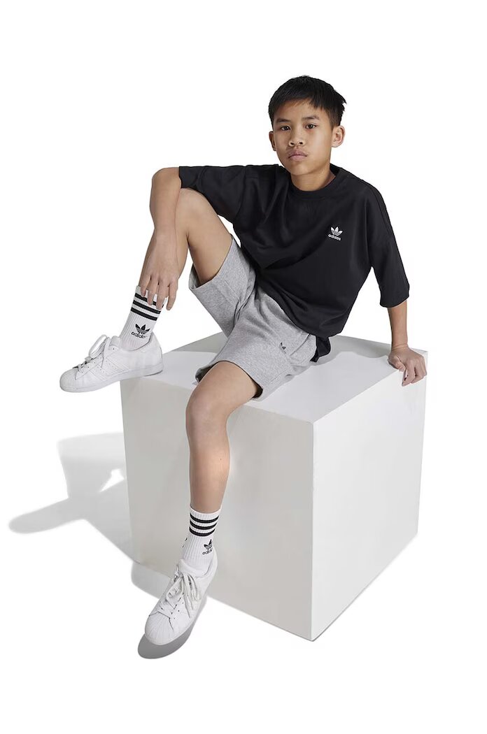 adidas Originals Детска памучна тениска TEE в черно с изчистен дизайн IW3507