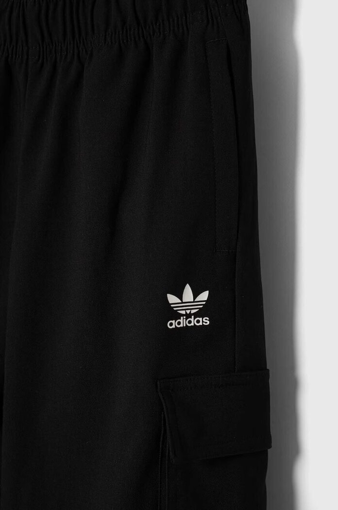 adidas Originals Детски панталон в черно с апликация
