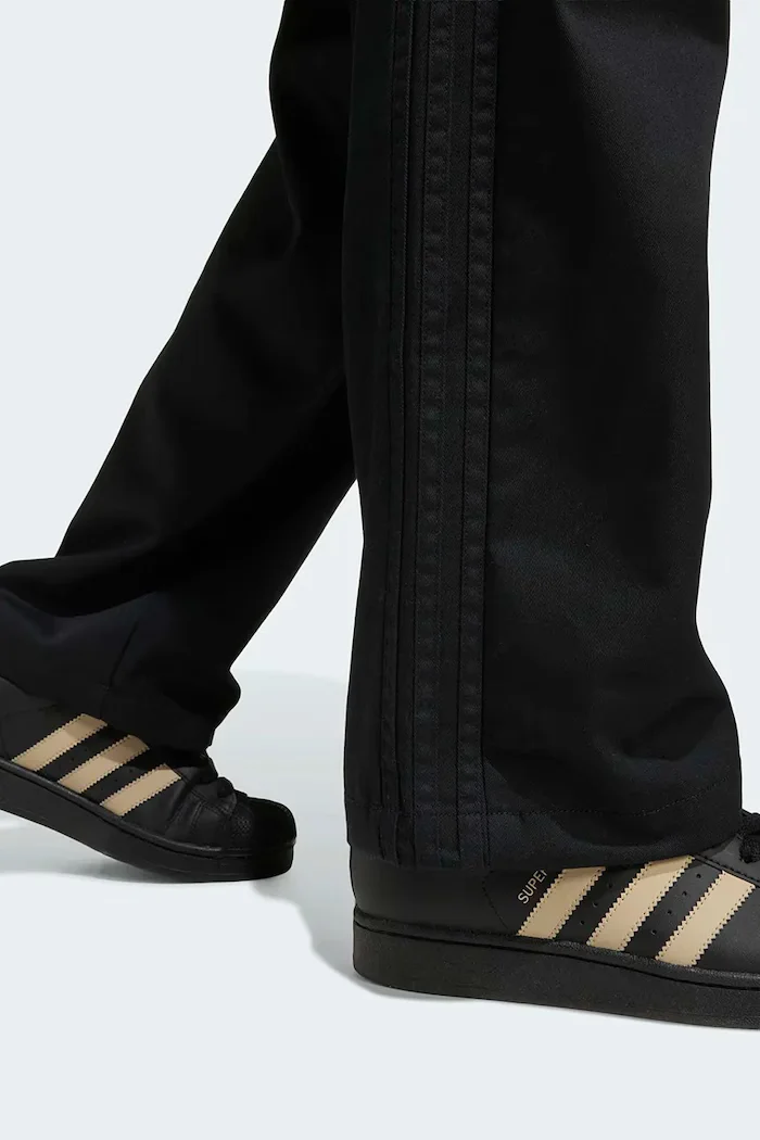 adidas Originals Детски панталон в черно с изчистен дизайн KC7033