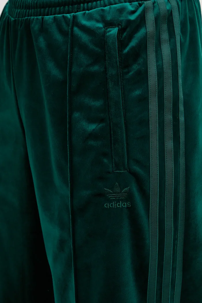 adidas Originals Кадифен спортен панталон Velvet Tp с апликация JV7509