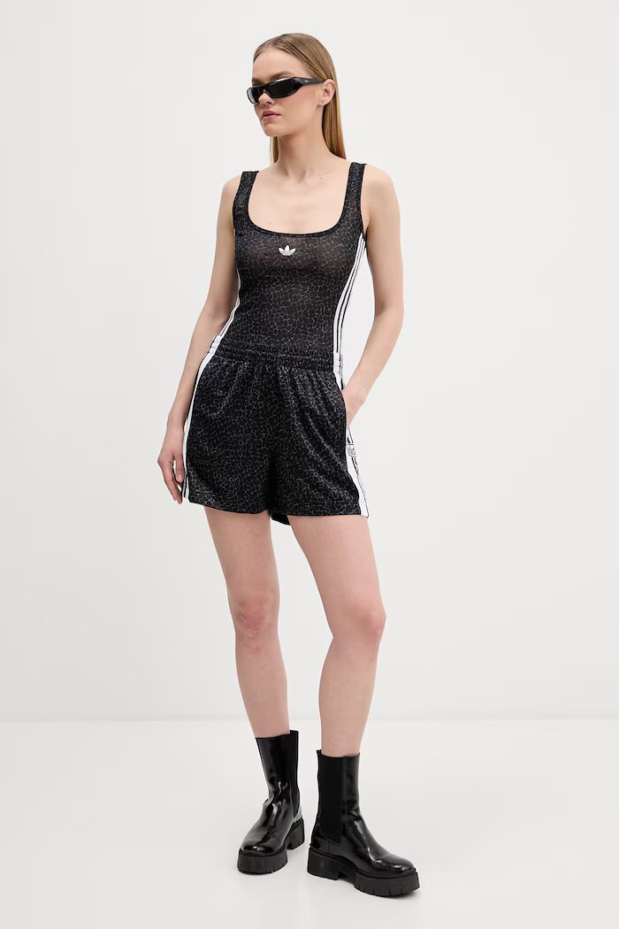 adidas Originals Къс панталон в черно с апликация с висока талия KD2837