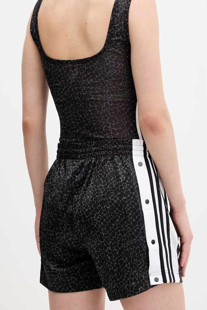 adidas Originals Къс панталон в черно с апликация с висока талия KD2837
