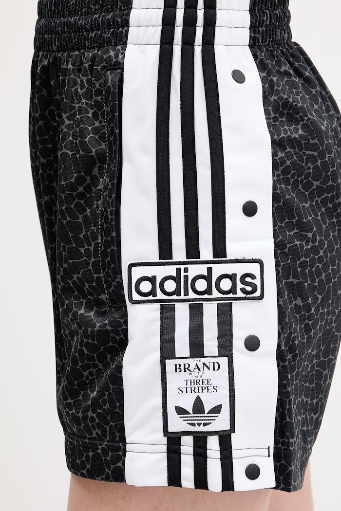 adidas Originals Къс панталон в черно с апликация с висока талия KD2837