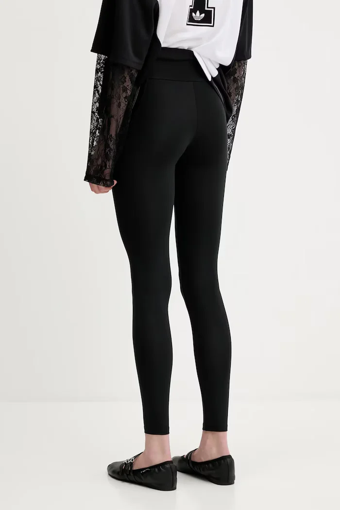 adidas Originals Клин Essentials в черно с изчистен дизайн JY0015