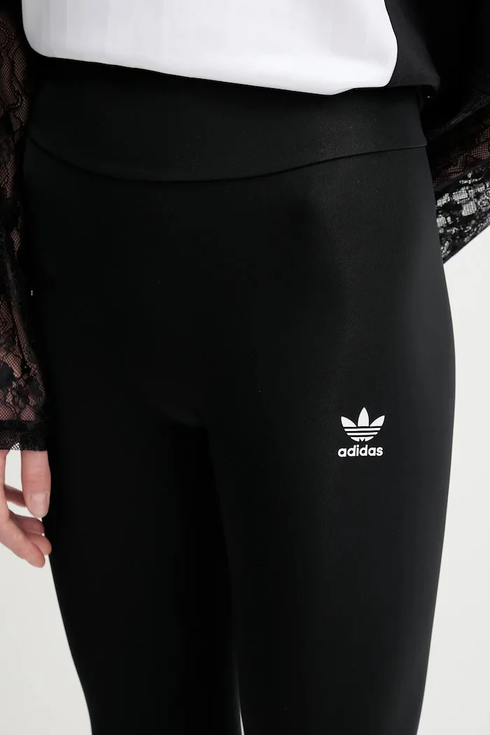 adidas Originals Клин Essentials в черно с изчистен дизайн JY0015