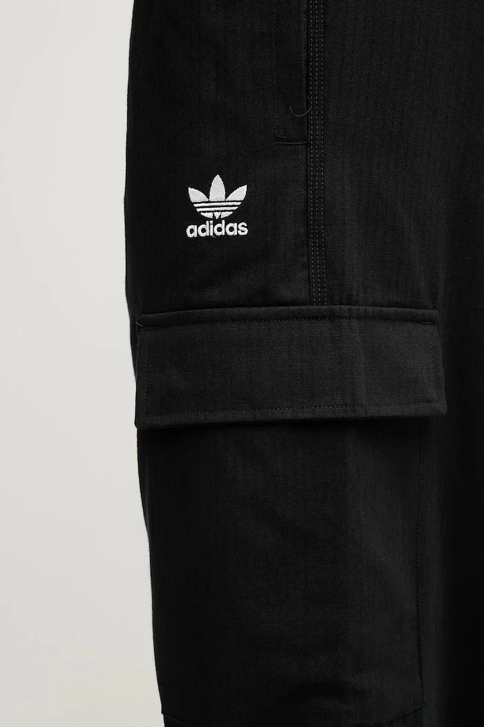 adidas Originals Памучен панталон Essentials мъжки в черно с кройка тип карго JX3913