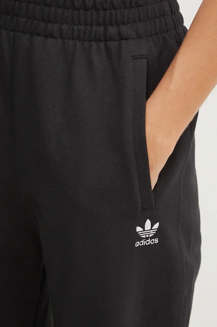adidas Originals Памучен спортен панталон Essential в черно с изчистен дизайн IW0952
