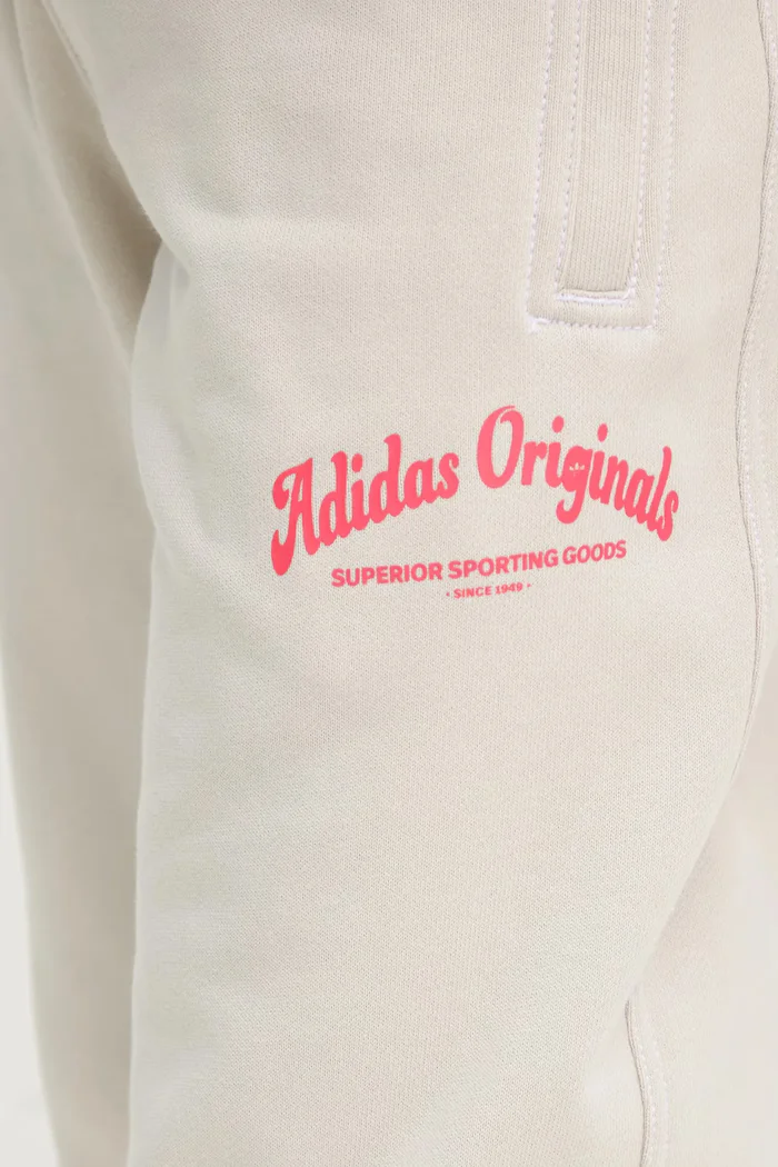adidas Originals Памучен спортен панталон Wabash в бежово с принт JD0672