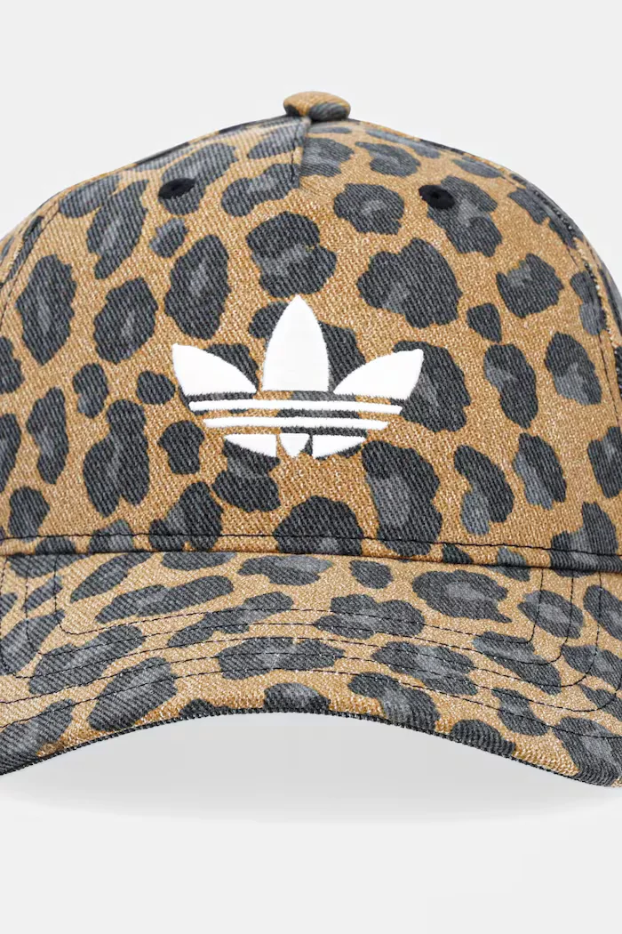 adidas Originals Памучна шапка с козирка в бежово JW8034