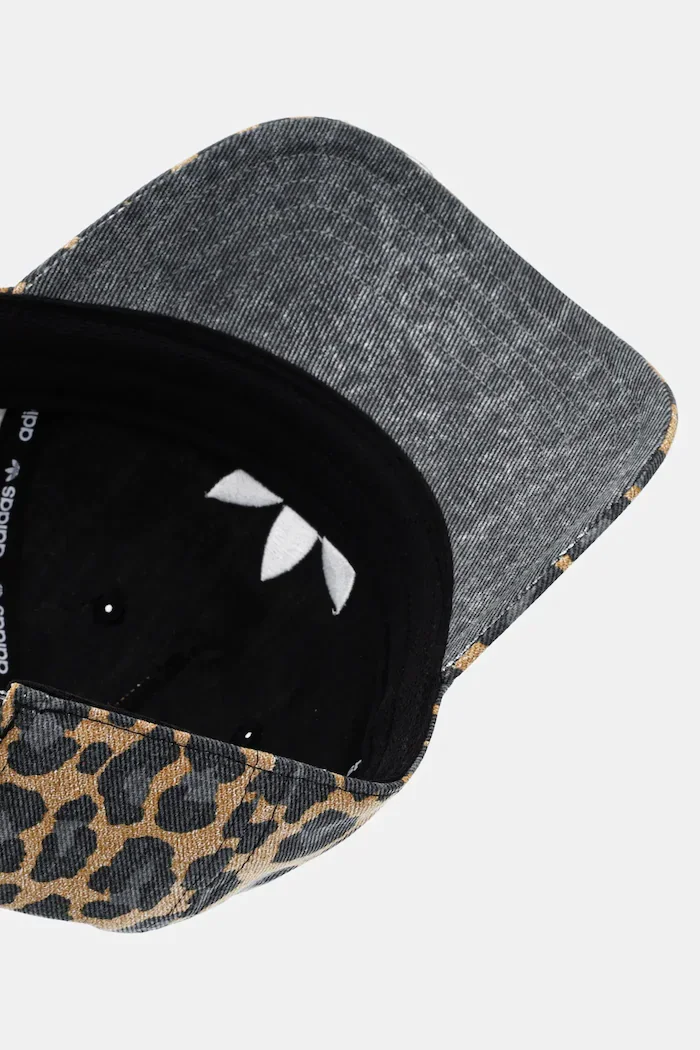 adidas Originals Памучна шапка с козирка в бежово JW8034