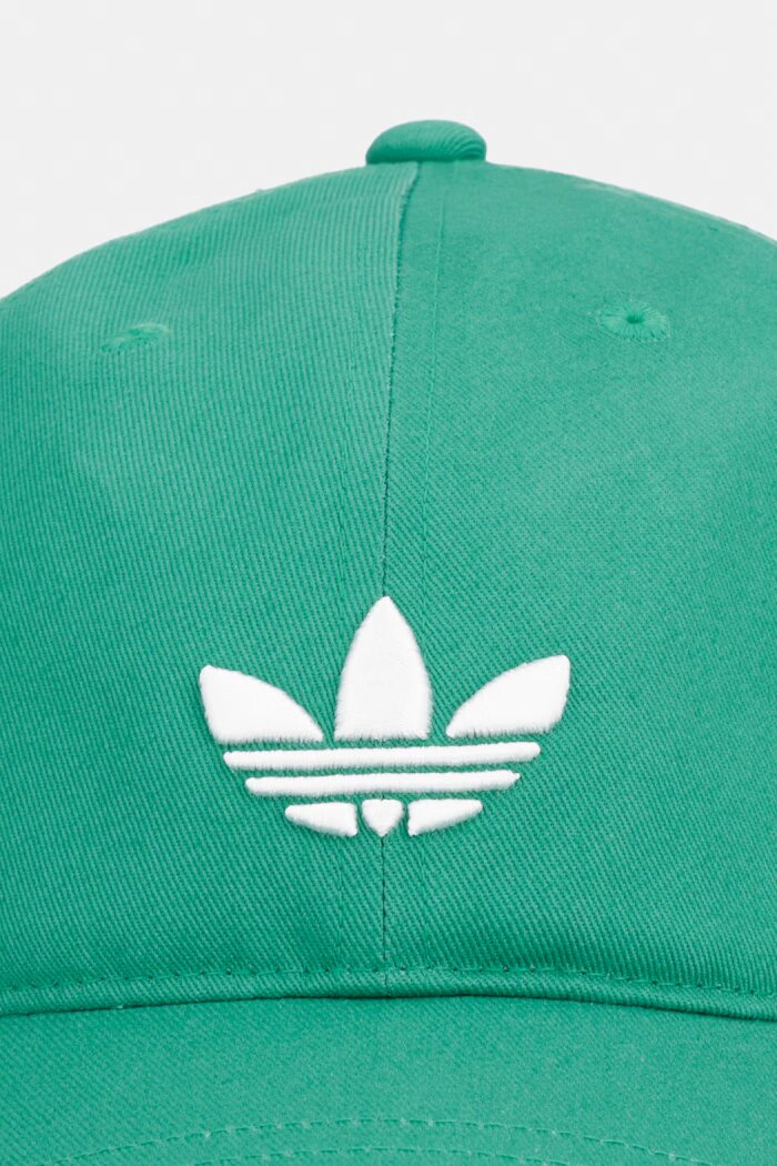 adidas Originals Памучна шапка с козирка в зелено KC8039