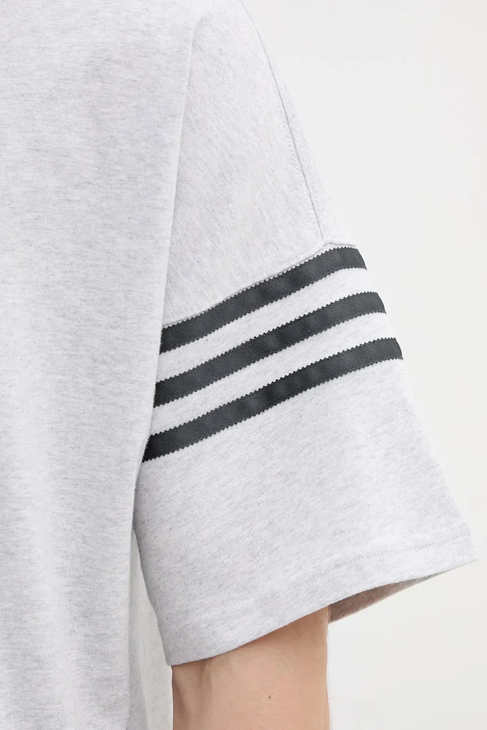 adidas Originals Памучна тениска Neuclassics в сиво с меланжов десен HZ3699