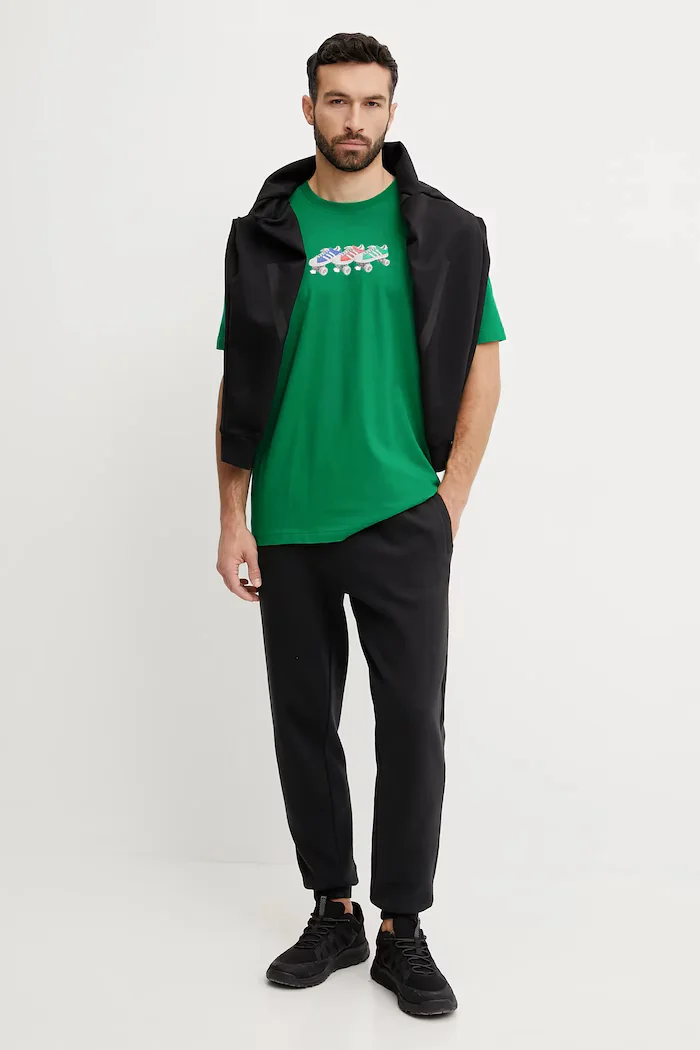 adidas Originals Памучна тениска Q12 TS Roller в зелено с принт JP4493