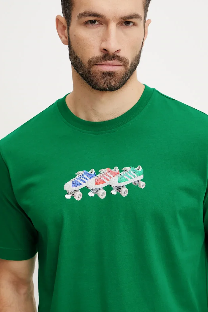 adidas Originals Памучна тениска Q12 TS Roller в зелено с принт JP4493